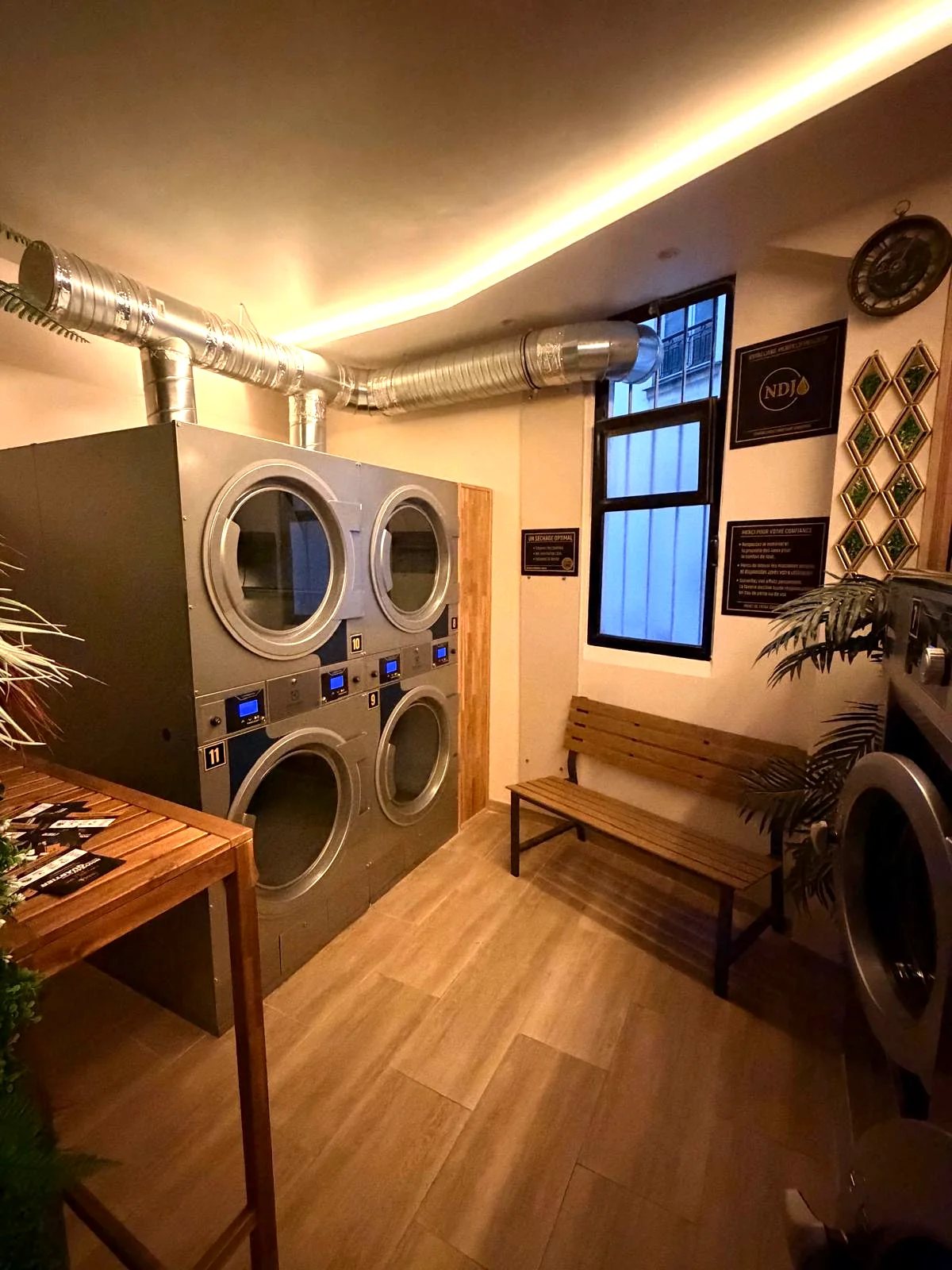Laverie chic avec sèche-linges professionnels et espace d'attente